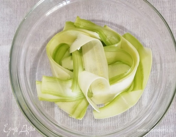 Цукини нарезаем вдоль очень тонкими полосками.