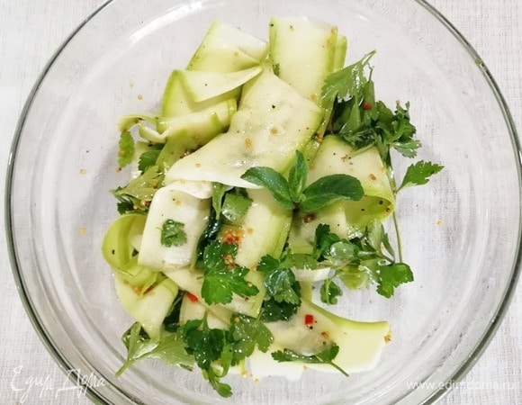 Перемешаем все ингредиенты салата и дадим ему немного настояться.