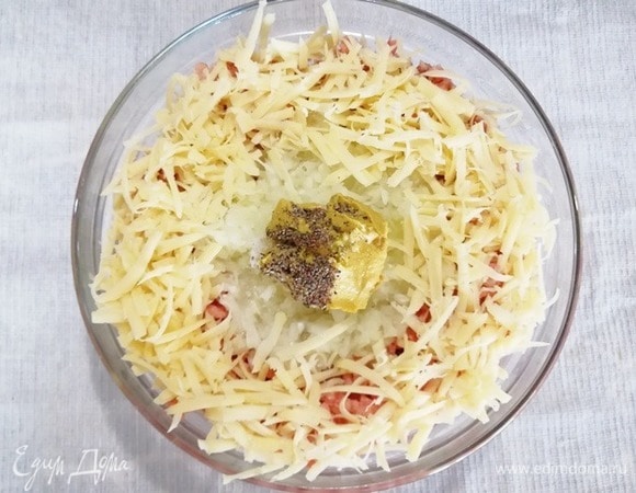 В фарш добавляем измельченный лук, натертый на крупной терке сыр, горчицу, соль и перец.