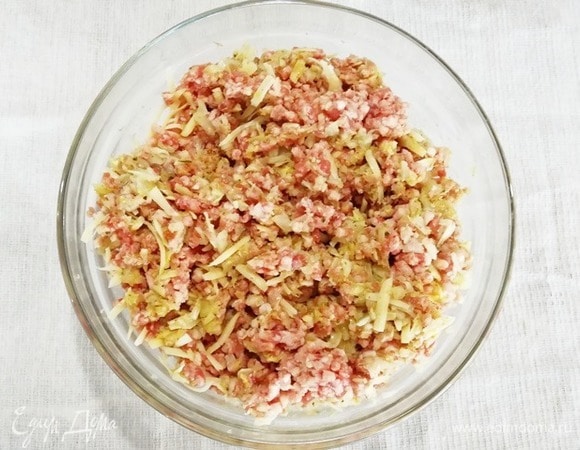 Хорошо вымешиваем фарш.