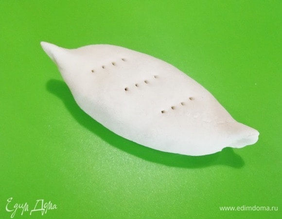 Скрепляем края теста. Я делаю несколько проколов на пирожке, чтобы он не лопнул от обилия начинки.