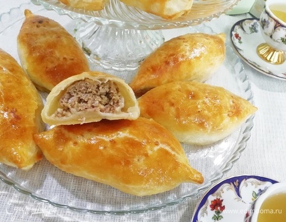 Цитата из книги: «Лепить пирожки меня учила бабушка, главное в ее технике — уместить как можно больше начинки...». Как видите, я уместила в пирожках действительно много начинки. А тесто получилось тонкое и бесподобно хрустящее.