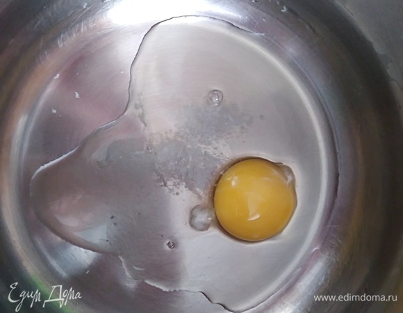 Для роллов предлагаю приготовить ржаные блинчики. Взболтать яйцо и соль венчиком.