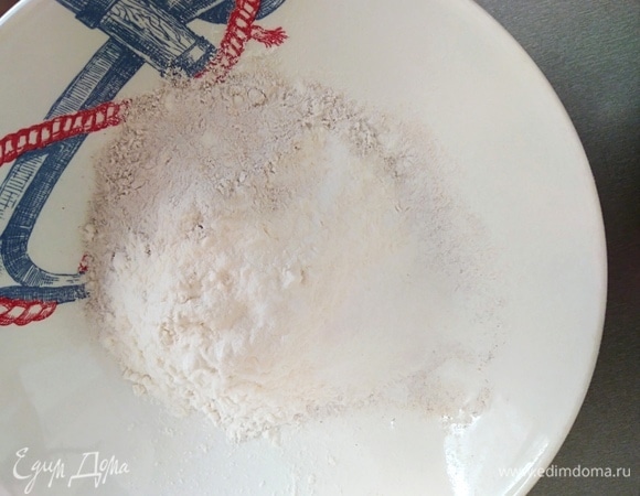 Отмерить оба вида муки и разрыхлитель.