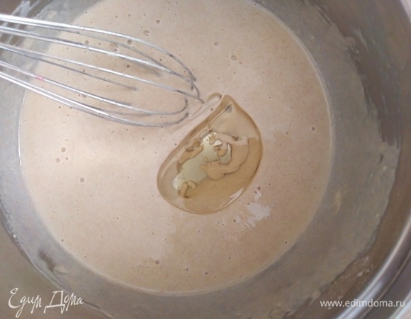 Всыпать мучную смесь и хорошо перемешать, чтоб не осталось комочков. Влить масло, перемешать еще раз. Оставить тесто на 10 минут.