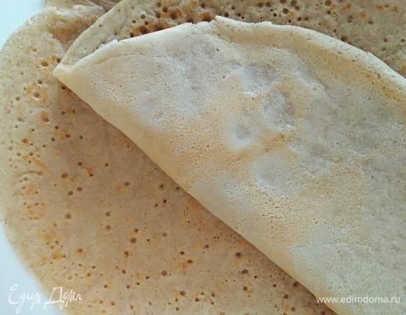 Жарить блинчики на блинной сковороде без масла. Получается 4 штуки. Дать блинам остыть.