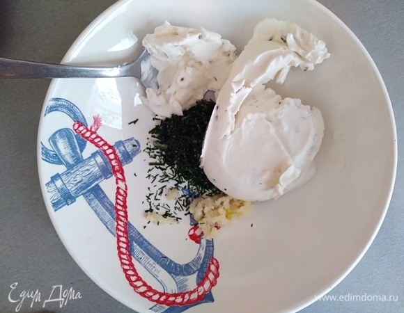 Для начинки смешать творожный сыр, укроп и чеснок.