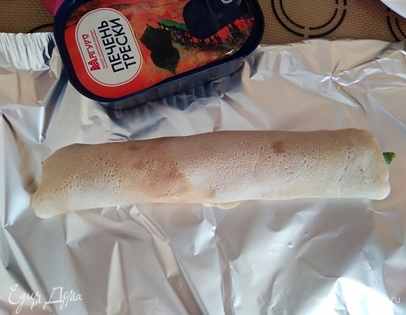 Свернуть рулетом. Завернуть в фольгу, убрать на полчаса в холодильник.