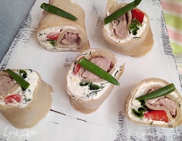 Нарезать кусочками с помощью очень острого ножа.