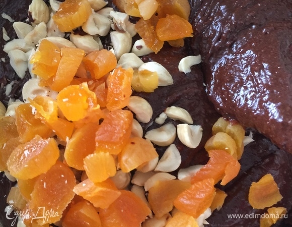 Выложить тесто в прямоугольную форму для кекса, выпекать до готовности при 180°C (пока шпажка не будет выходить сухой).