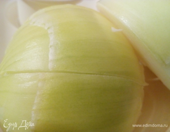 Пропустите через мясорубку лук и добавьте в фарш.