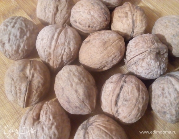 Очистите орехи.