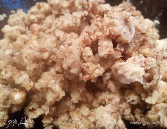 Пропустите их через мясорубку и добавьте к фаршу.