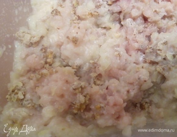 Хорошо перемешайте. Добавьте в фарш бульон.