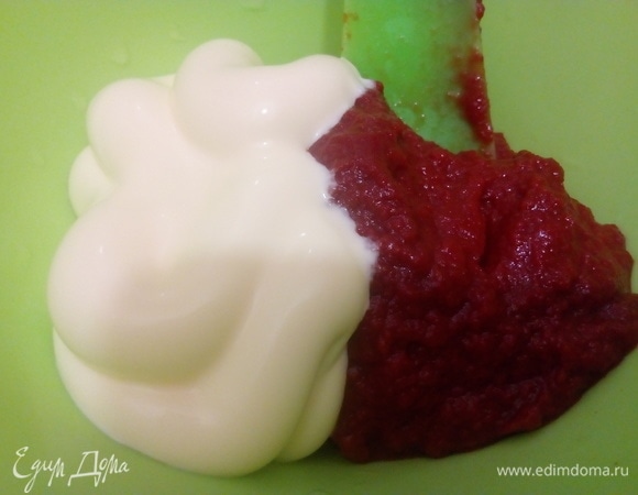 Смешайте в миске томатную пасту и майонез.