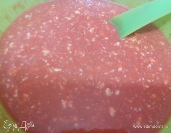 Добавить в миску с томатной пастой и майонезом осветленный яблочный сок и перемешать.