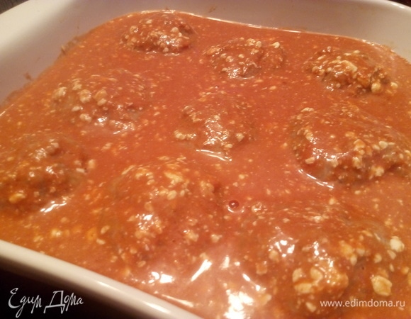 Вылить приготовленный в миске соус.