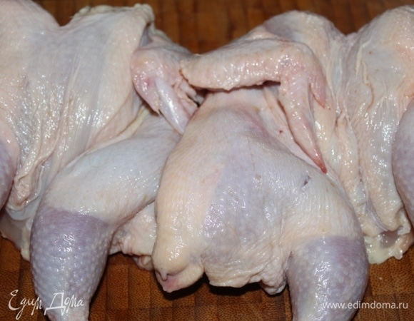 Разрезать цыплят необходимо по спинке. Цельная грудка тогда получится сочнее.