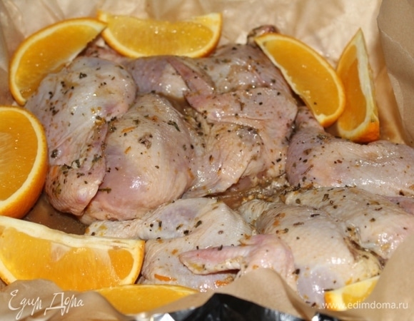 Выложила в форму для запекания, вылила сок апельсина и лимона. Оставшийся апельсин нарезала дольками и выложила рядом с цыплятами.