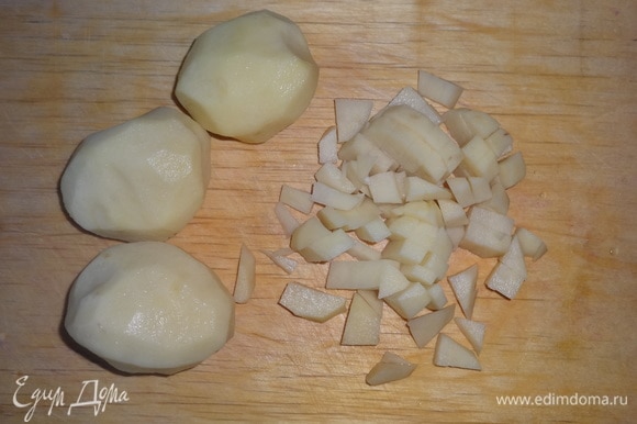 Картофель почистить, вымыть, нарезать небольшими кусочками.