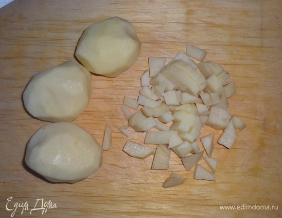 Картофель почистить, вымыть, нарезать небольшими кусочками.