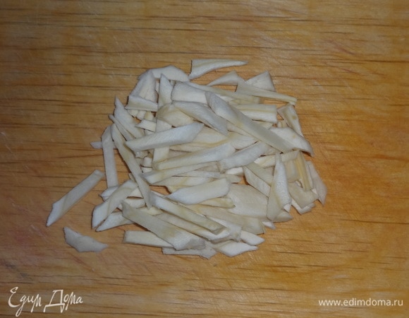 Пастернак очистить, вымыть, нарезать соломкой.