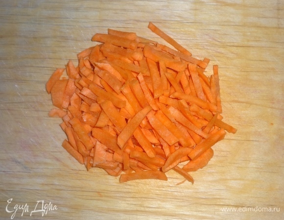 Морковь очистить, вымыть, нарезать соломкой.