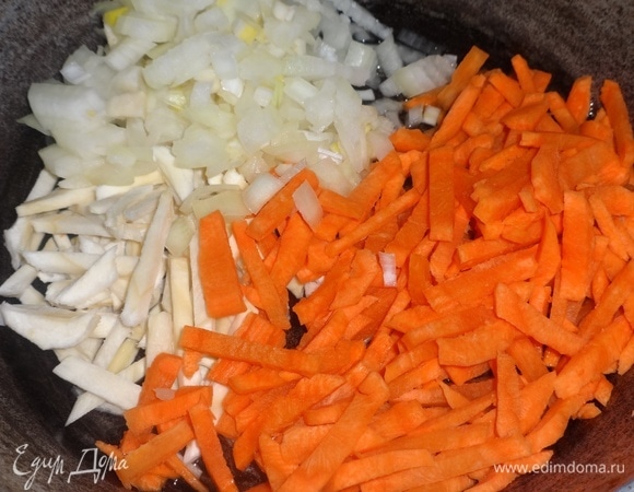 В сковороде разогреть растительное масло, выложить нарезанные овощи и обжаривать, помешивая, на среднем огне 8–10 минут.