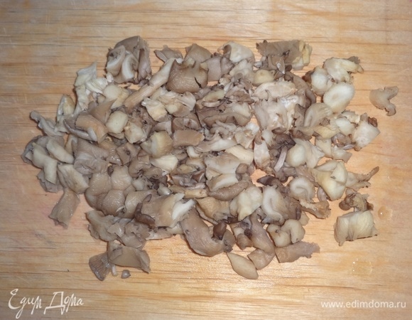 Вешенки вымыть, обсушить, нарезать небольшими кусочками.