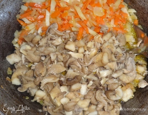 Добавить нарезанные грибы в сковороду к овощам, перемешать.