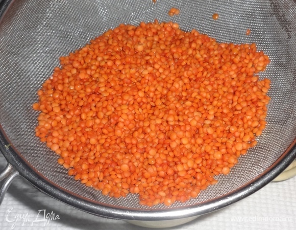 Чечевицу промыть под проточной водой.