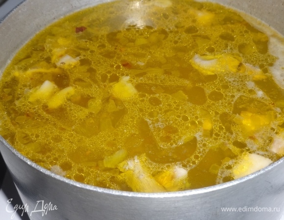 В кастрюлю с картофелем выложить обжаренные овощи и вешенки.