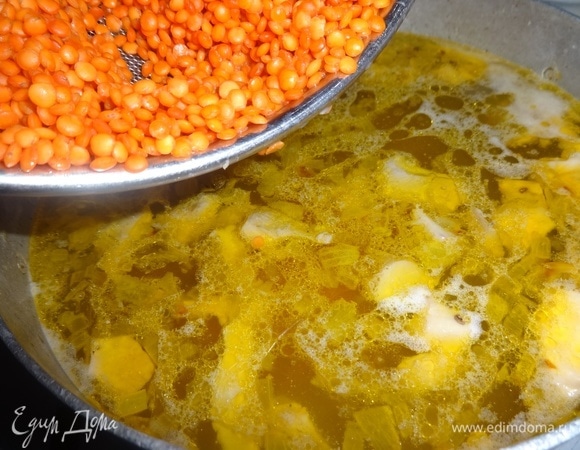 Всыпать чечевицу. Варить после закипания 5–7 минут.