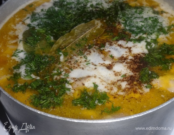 Добавить в суп укроп, лавровый лист, соль, перец. Довести до кипения. Варить 5 минут и выключить огонь. Дать супу настояться 10–15 минут.