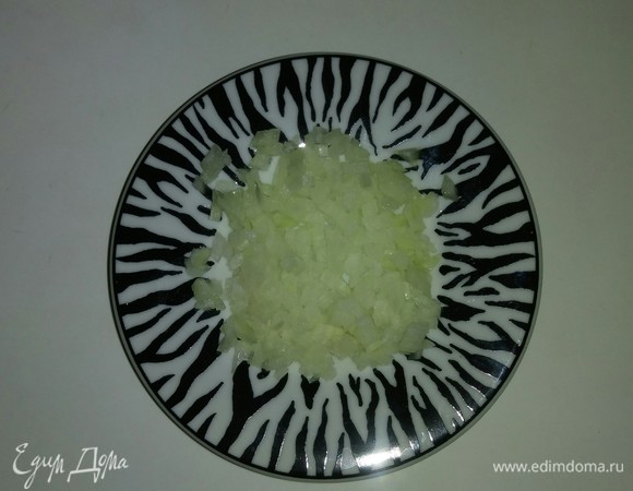 Репчатый лук режем максимально мелкими кубиками, чтобы вкус ощущался, но видно лука не было.