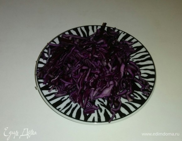 Очень тонко нарезаем капусту.