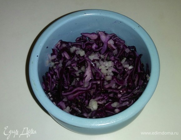 В горшочек, где будет готовиться рыба, выкладываем лук, капусту, соль и оливковое масло. Все перемешиваем.