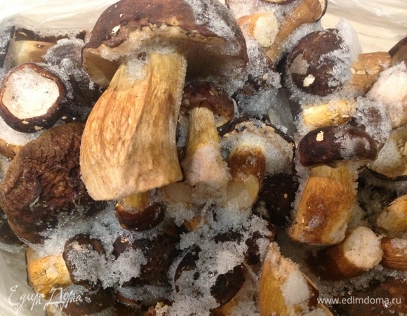 Размораживаю грибы (у меня польские белые грибы, которые я сам собирал). Нарезаю, отвариваю 10 минут в кипящей воде. Сливаю воду, промываю.