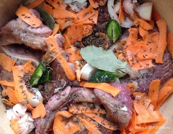 Нарезать полосками морковь, лук, чеснок раздавить ножом (можно класть целой головкой). Добавить соль, тмин, лавровый лист, перец чили.