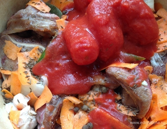 Добавляю томатное пюре (у меня вместе с помидорами).