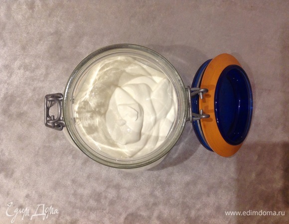 Холодной сметаной смазать мясо. Положить в форму для запекания, предварительно смазав ее маслом. Выпекать при 190°C 20 минут, затем убавить до 160°C и выпекать еще час. Готовность зависит от возможностей вашей духовки.