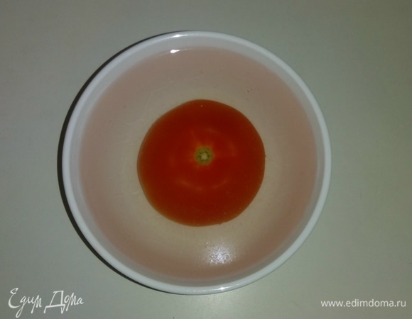 Для соуса нужен помидор, очищенный от кожицы. Поэтому кладем помидор в пиалку, заливаем его кипятком и оставляем минут на 20 до появления трещин на кожице помидора.