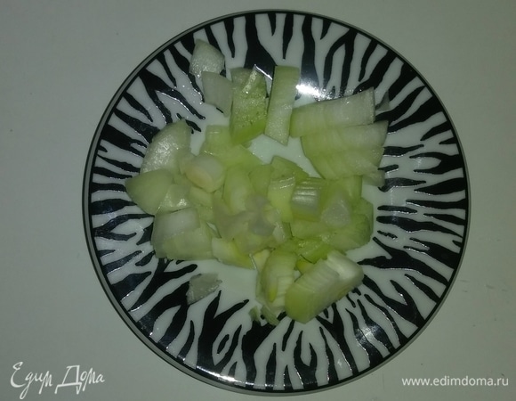 Пока помидор залит кипятком, нужно подготовить остальные ингредиенты. Лук режем кубиками.