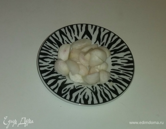 Редиску очищаем от кожицы и разрезаем на 4 части.