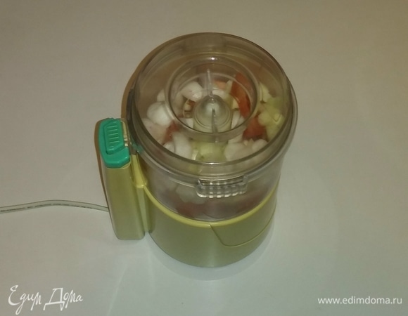 Кладем все овощи в блендер.