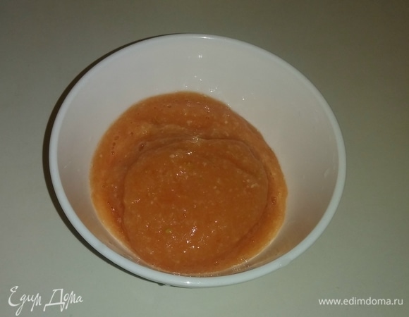 В блендере овощи измельчаются до состояния пюре.