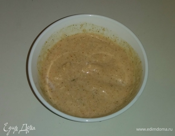 Добавляем к измельченным овощам майонез, соль и аджику. Перемешиваем все вместе. Соус готов. Приятного аппетита!