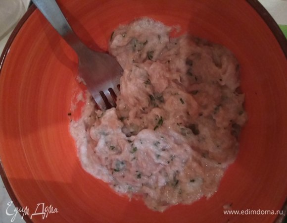 Тунца ТМ «Магуро» размять вилкой, добавить 1 желток, посолить, поперчить, добавить 1/2 часть нарезанной зелени и перемешать. Добавить 1/3 часть взбитых белков и аккуратно перемешать. По желанию можно добавить столовую ложку сливок, молока или кефира для более нежной консистенции.