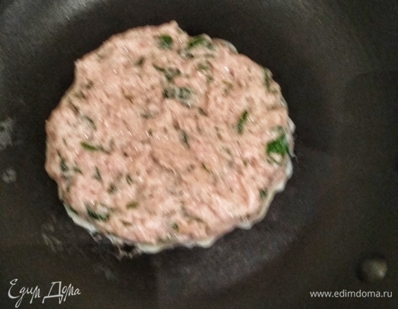 Далее рыбную основу равномерно распределить кружочком на разогретой сковороде (я готовлю на антипригарной без масла, можно смазать немного маслом поверхность сковороды). Диаметр моего кружка примерно 12–15 см, высота около 1 см. Накрыть крышкой и на небольшом огне подержать несколько минут до подрумянивания дна основы.