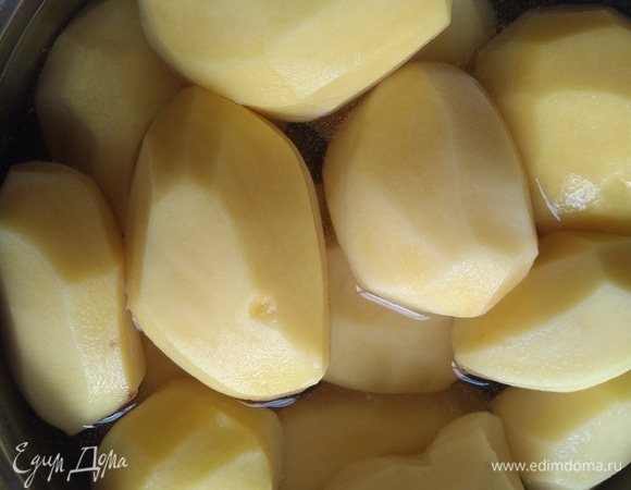 Почистим картофель.